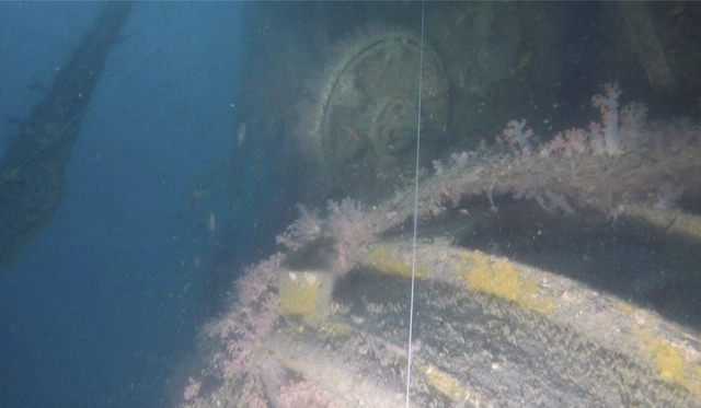 Уламки затонулого підводного човна 